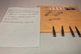 FOTO // Un ministru a primit un cuțit acoperit cu pete roșii, într-un plic anonim